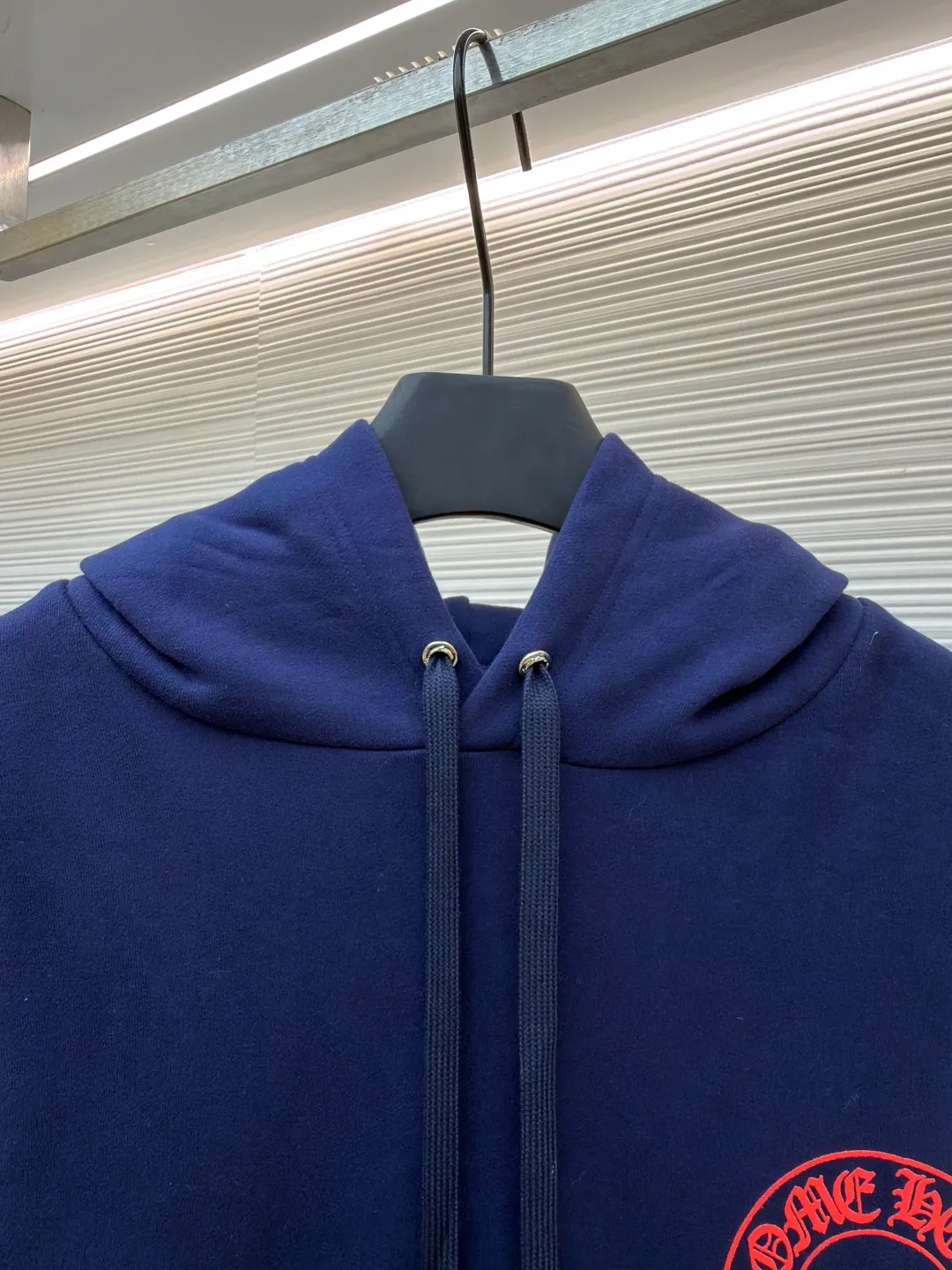 Chrome Hearts Horseshoe flower hooded sweatshirt ●Article number: 1681506-A85 ●Material: Australian velvet satin technical cotton fabric ●Technology: glue printing ●Color: blue and red ●Version: fitted version ●Weight: about 865 grams ●Size: S-M-L-XL ●Description: Australian velvet satin technical cotton Excellent texture Comfortable and close to the skin A touch of midnight navy dip dyeing Low-key elegance Three forms of realistic red horseshoe flowers Like the trend, the flame ink naturally smudges on the rice paper, controlling the visual focus. From concrete totems to abstract light spots, whispering that I am the rock oracle of the rules. A rebellious ceremony about wearing and performing, using glue printing. The printing has been revised three times on the film screen. The glue liquid paint is used to print the pattern on the fabric. The fabric is baked to fix the printed pattern. The overall wiring is straight and delicate, the fabric is comfortable and soft, and the color is consistent without color difference. It can be matched with the same style to create a fashionable look and control various occasions. Customized accessories, complete with three standards, same style for men and women!